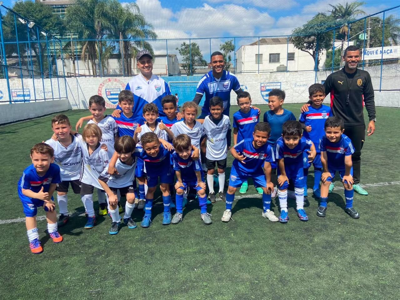 Turma dos menores do Nacional posada em campo com os professores